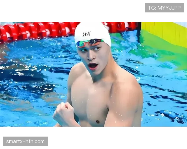 孙杨新照，泳池边大牌拖鞋配皮沙发，这画面把“苦练”两个字拽成笑话